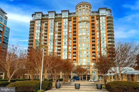 8220 Crestwood Heights Dr #109, Mclean, VA 22102