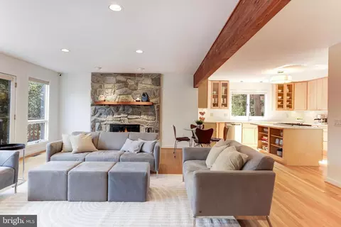 Living - 11409 Fieldstone Ln, Reston, VA 20191 photo 2 of 11