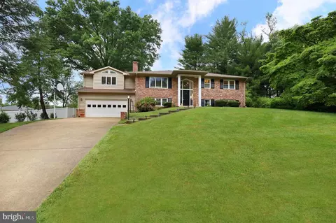9028 Denise Ln, Fairfax, VA 22031