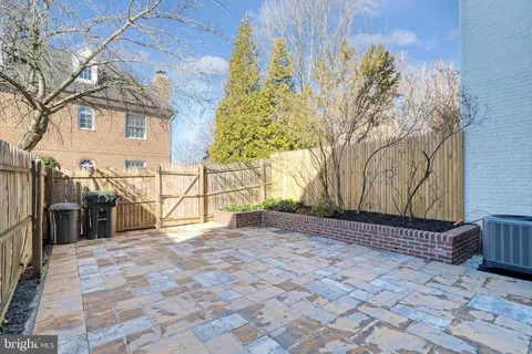 Exterior - 1126 Pine Hill Rd, Mclean, VA 22101 photo 3 of 8
