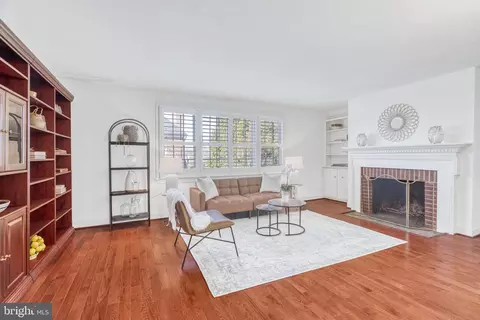Living - 1126 Pine Hill Rd, Mclean, VA 22101 photo 4 of 8