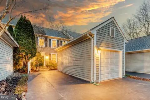 2506 Brenton Point Dr, Reston, VA 20191