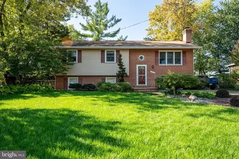 14713 Algretus Dr, Centreville, VA 20120