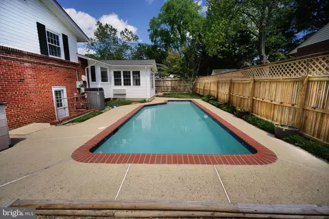 8905 Camfield Dr, Alexandria, VA 22308