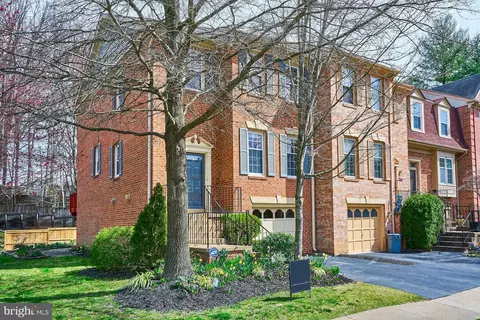 5901 Woodfield Estates Dr, Alexandria, VA 22310