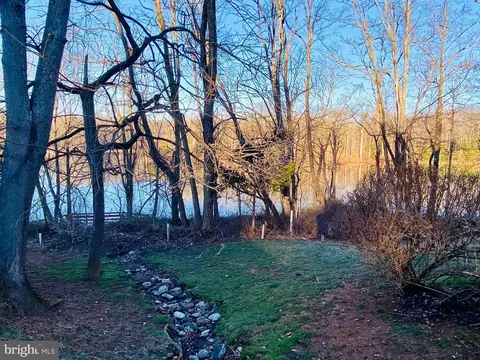 Exterior - 9814 Lakepointe Dr, Burke, VA 22015 photo 3 of 4