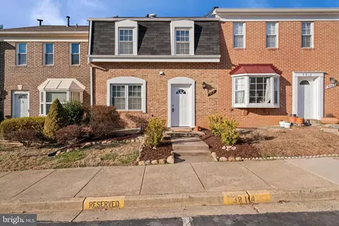 9814 Lakepointe Dr, Burke, VA 22015