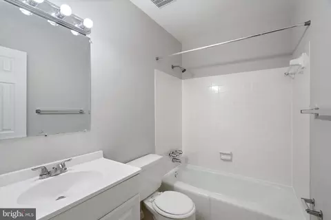 Bath - 9814 Lakepointe Dr, Burke, VA 22015 photo 4 of 5