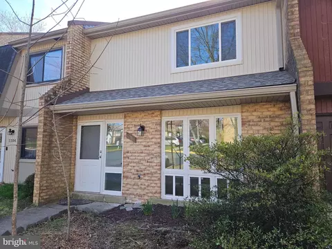 1102 Shannon Pl, Herndon, VA 20170