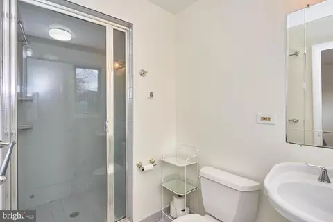 Bath - 1813 Panarama Ct, Mclean, VA 22101 photo 3 of 6