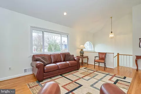 Living - 1813 Panarama Ct, Mclean, VA 22101 photo 3 of 8