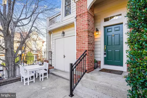 1300 Garden Wall Cir #102, Reston, VA 20194