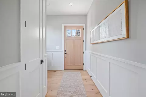Entry Way - 1811 Franklin Ave, Mclean, VA 22101 photo 2 of 9