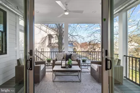 Exterior - 1811 Franklin Ave, Mclean, VA 22101 photo 4 of 11