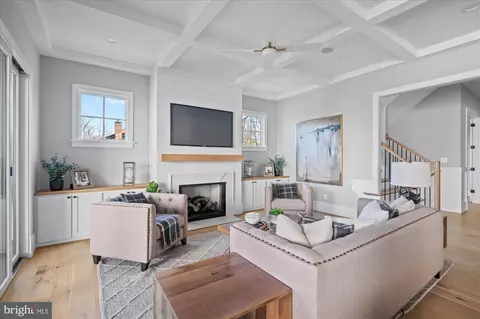 Living - 1811 Franklin Ave, Mclean, VA 22101 photo 2 of 5