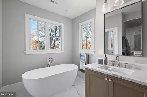Bath - 1811 Franklin Ave, Mclean, VA 22101 photo 5 of 8