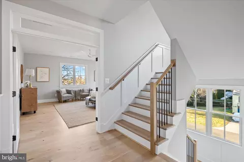 Entry Way - 1811 Franklin Ave, Mclean, VA 22101 photo 8 of 9