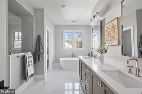 Bath - 1811 Franklin Ave, Mclean, VA 22101 photo 3 of 8