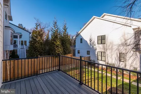 Exterior - 1811 Franklin Ave, Mclean, VA 22101 photo 7 of 11