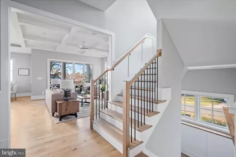 Entry Way - 1811 Franklin Ave, Mclean, VA 22101 photo 7 of 9