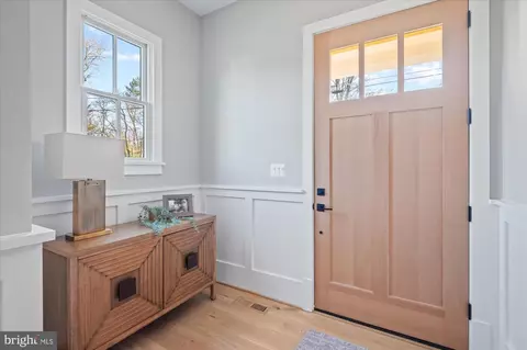 Entry Way - 1811 Franklin Ave, Mclean, VA 22101 photo 3 of 9