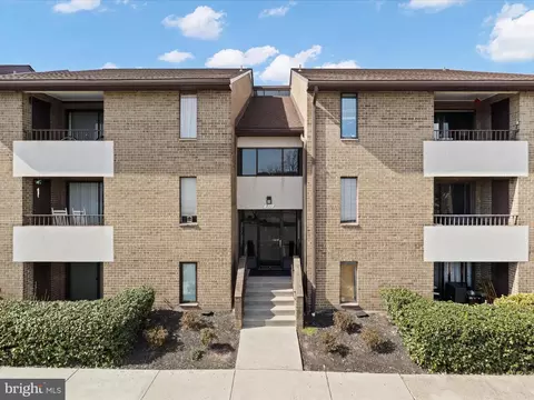 511 Florida Ave #202, Herndon, VA 20170