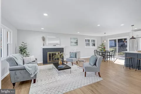 Living - 7913 Foote Ln, Springfield, VA 22151 photo 2 of 2