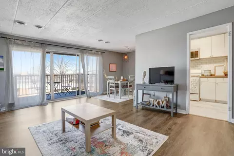 2622 Fort Farnsworth Rd #220, Alexandria, VA 22303
