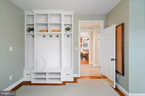 Entry Way - 1916 Valley Wood Rd, Mclean, VA 22101 photo 3 of 7