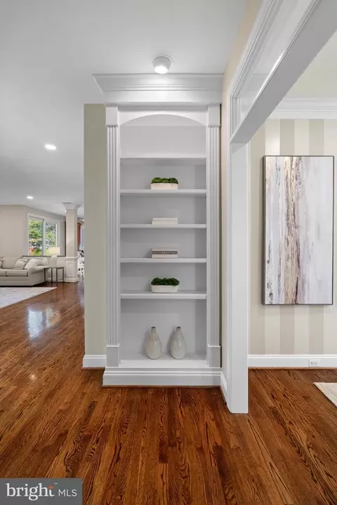 Entry Way - 1916 Valley Wood Rd, Mclean, VA 22101 photo 2 of 7