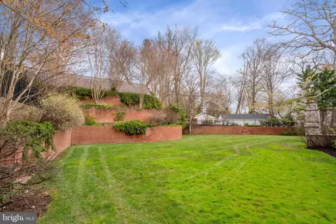 Exterior - 1916 Valley Wood Rd, Mclean, VA 22101 photo 10 of 14