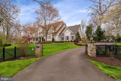 Exterior - 1916 Valley Wood Rd, Mclean, VA 22101 photo 3 of 14