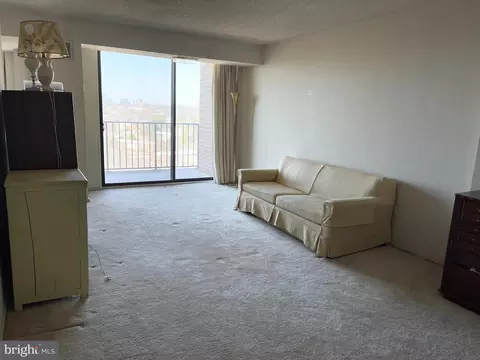 2311 Pimmit Dr #1217, Falls Church, VA 22043