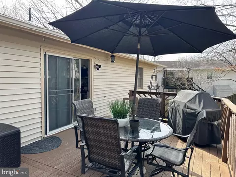 Exterior - 8914 Spur Rd, Springfield, VA 22153 photo 7 of 8