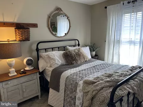 Bedroom - 8914 Spur Rd, Springfield, VA 22153 photo 5 of 7