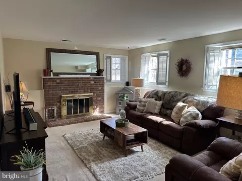 Living - 8914 Spur Rd, Springfield, VA 22153 photo 4 of 5