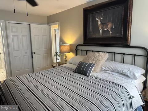 Bedroom - 8914 Spur Rd, Springfield, VA 22153 photo 3 of 7