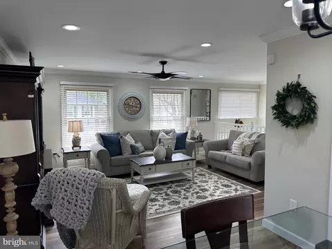 Living - 8914 Spur Rd, Springfield, VA 22153 photo 3 of 5