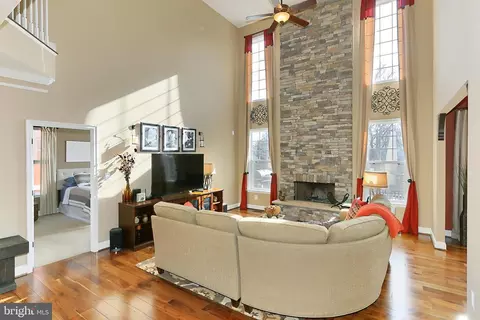 Living - 1619 Kirby Rd, Mclean, VA 22101 photo 2 of 9