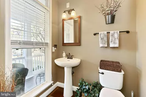 Bath - 1619 Kirby Rd, Mclean, VA 22101 photo 5 of 8