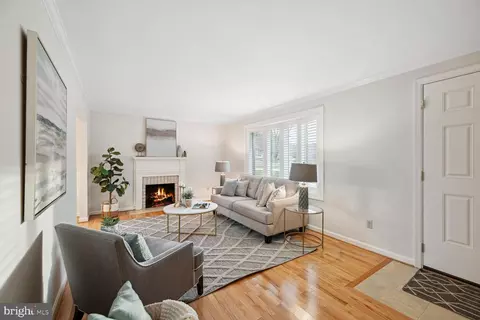 Living - 8451 Thames St, Springfield, VA 22151 photo 2 of 5