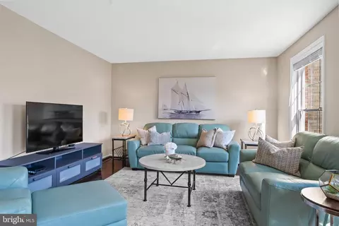 Living - 6624 Green Ash Ct, Springfield, VA 22152 photo 3 of 7