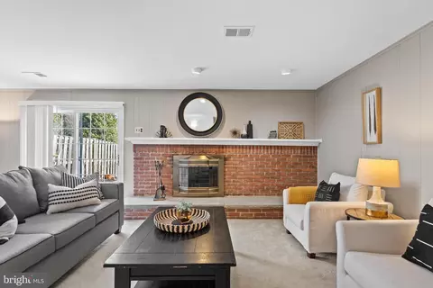 Living - 6624 Green Ash Ct, Springfield, VA 22152 photo 2 of 7