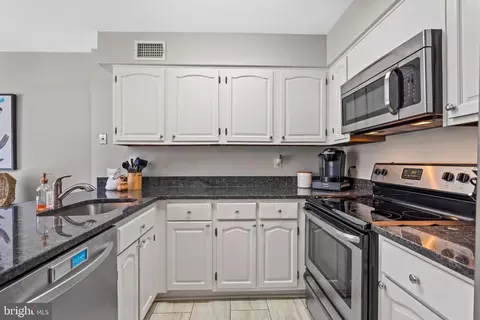 Kitchen - 6624 Green Ash Ct, Springfield, VA 22152 photo 2 of 4