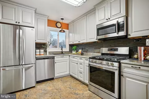 Kitchen - 6404 Bardu Ct, Springfield, VA 22152 photo 2 of 4