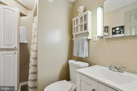 Bath - 6404 Bardu Ct, Springfield, VA 22152 photo 4 of 4