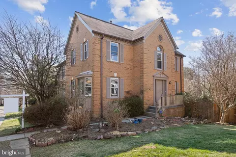 6571 Zoysia Ct, Alexandria, VA 22312