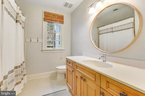 Bath - 347 Springvale Rd, Great Falls, VA 22066 photo 8 of 9