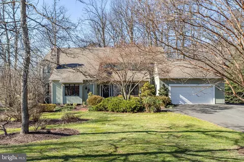 902 Falls Bridge Ln, Great Falls, VA 22066