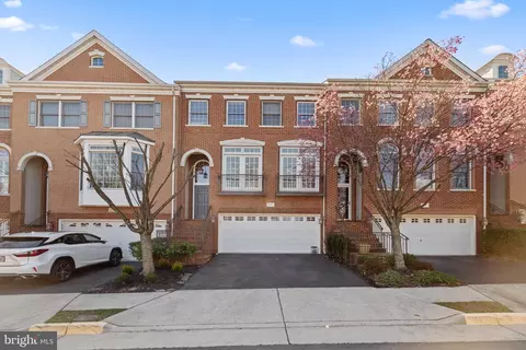 10367 Gershwin Ct, Oakton, VA 22124